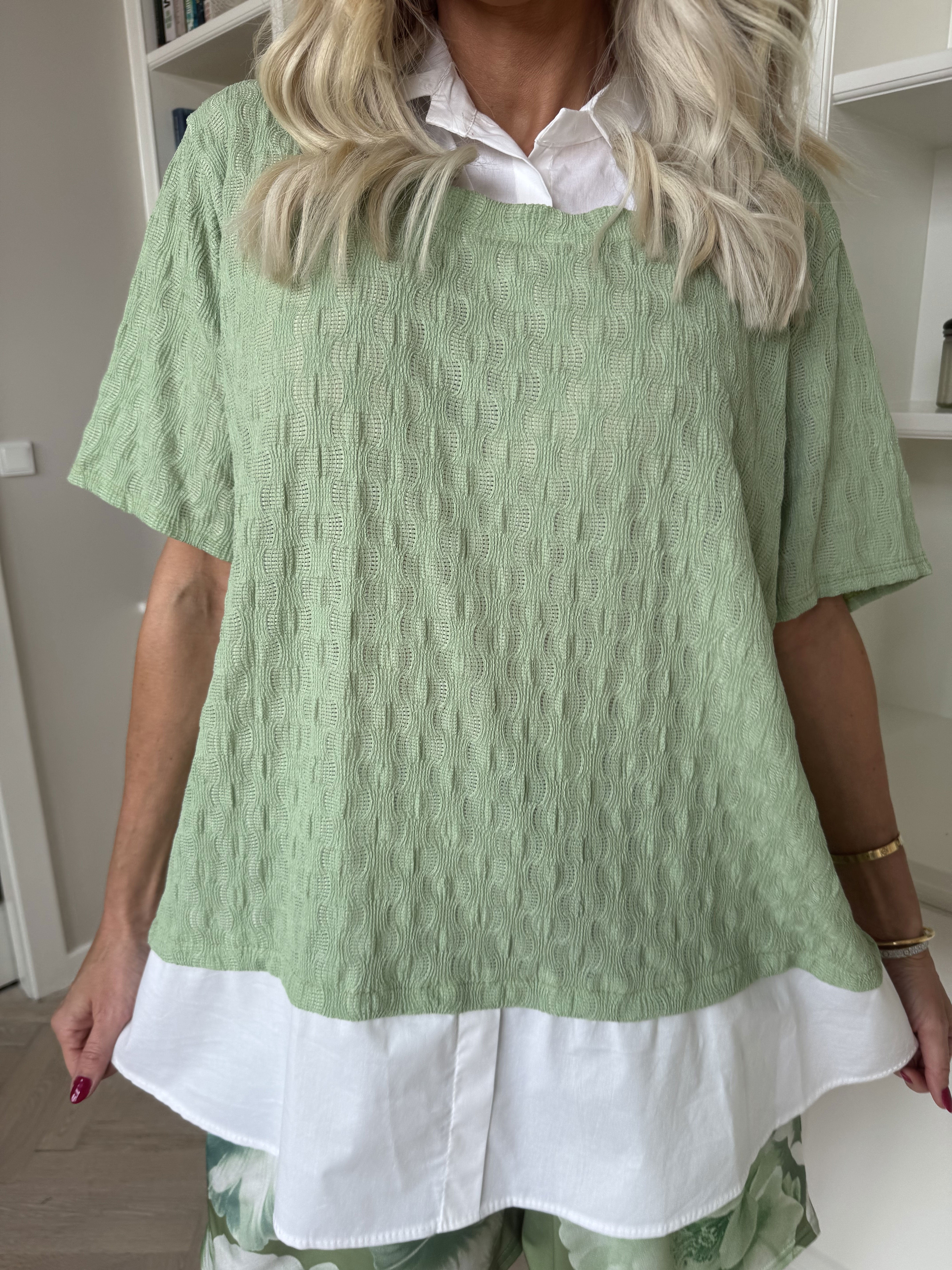 Shandel - Sød stretchy bluse med skjortedetaljer